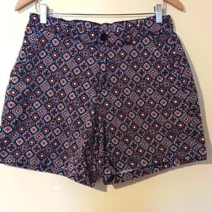 BASIC EDITIONS  WOMEN SHORTS. IT HAS ELASTIC IN THE BACK.
